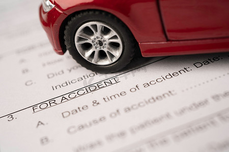 关于保险索赔事故车形式、汽车贷款、保险和租赁时间概念的听诊器。