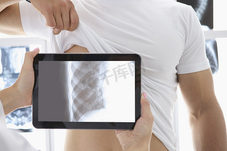 医务人员将平板电脑装置放在患者身体部位并看到肋骨