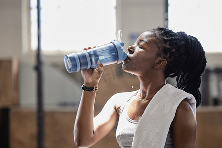 女运动员健身、锻炼和运动训练后喝水和放松。