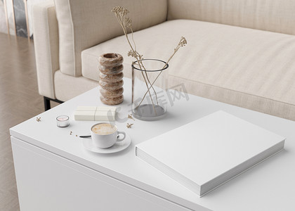 白书封面模型与咖啡杯、花瓶和其他家居饰品在白桌上。