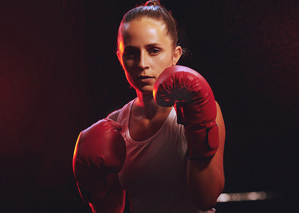 健身、拳击手和女子运动拳击手套训练、锻炼和战斗，成为拳击场上的年轻冠军战士。