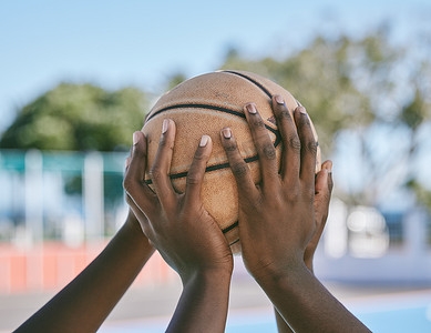 培训支持摄影照片_团队合作、支持和手持篮球开始体育比赛、比赛和联赛。