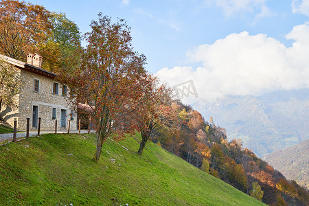 查看山边的房子，风景如画的阿尔卑斯山秋季景观，意大利伦巴第的山丘。