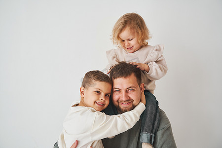 亲子生活摄影照片_父亲、儿子和女儿的特写肖像。