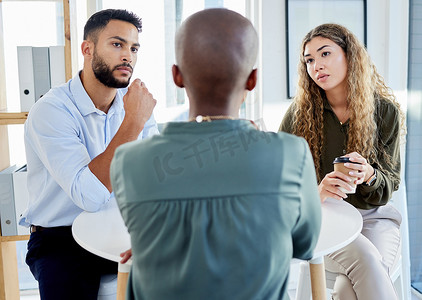 商务谈判男人摄影照片_与 HR、领导或经理在餐桌上进行商务会议、认真讨论或 b2b 谈判。