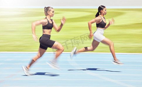 动机、能量和运动女跑步者在赛道上进行训练，在户外一起进行力量和速度表现。