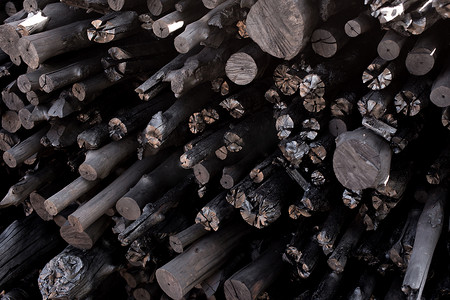 天然木炭、传统木炭或硬木炭