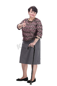 拄着拐杖的老妇竖起大拇指。