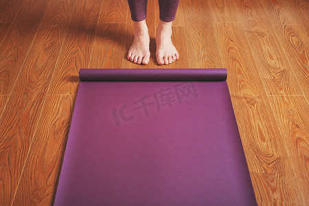 培训课件ppt摄影照片_瑜伽垫上练习体式的女人的腿和手