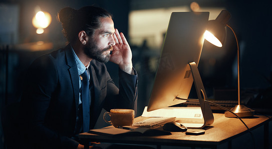 困惑，商人和计算机在晚上完成工作截止日期时因 PC 故障而感到压力。