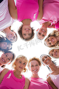 一群女性围成一圈，穿着粉红色衣服治疗乳腺癌