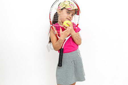 白色背景中手里拿着网球拍的可爱小女孩