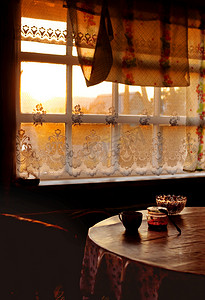 黄金时段乡村日落避暑别墅的阳台，舒适的乡村氛围，温暖的光线和黑暗的阴影
