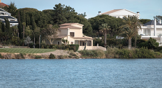 葡萄牙 Quinta do Lago 湖周围的豪华别墅景观