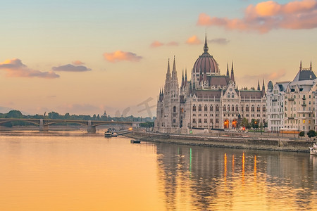 布达佩斯城市天际线，日出时匈牙利的城市景观