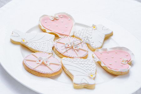 白盘上有许多粉红色的饼干