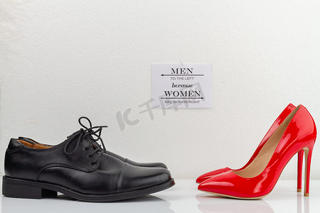 nike休闲男鞋摄影照片_经典黑色男鞋和红色高跟女鞋。