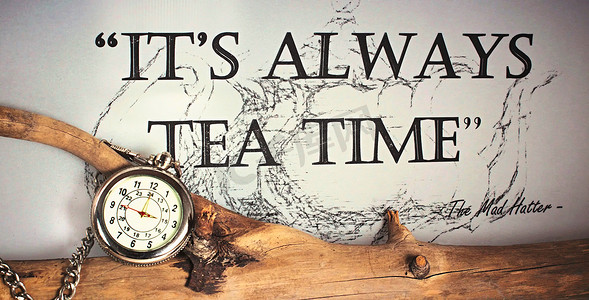 喝茶的时间总是到了 - 银色怀表，链条挂在树枝上，引用了《爱丽丝梦游仙境》中疯帽匠的诗句