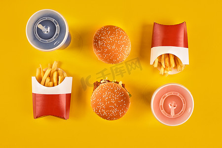 快餐和不健康的饮食概念 — 黄色背景下快餐小吃和冷饮的特写
