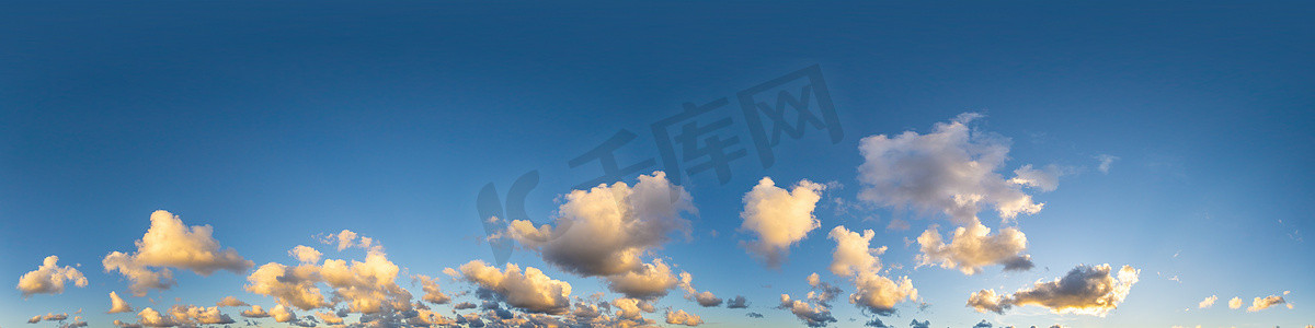 大面积云摄影照片_深蓝色日落天空全景与积云。