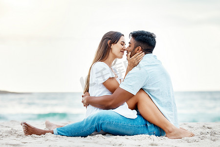 蜜月假期摄影照片_亲吻情侣、海滩爱情和快乐的蜜月、旅行和夏天一起在海边放松。