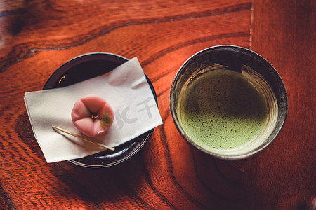 日式餐桌上摆放着抹茶和日式点心