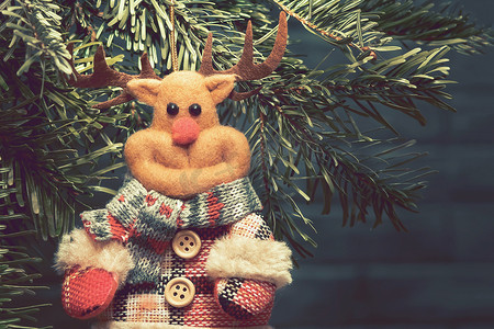 平安夜圣诞树上的布质玩具鹿、文字位置、复制空间