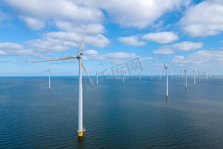 美丽风车摄影照片_巨大的风车涡轮机、Westermeerwind 海洋公园的海上风车农场、荷兰弗莱福兰 Noordoostpolder 美丽明亮的日子里孤立在海上的风车