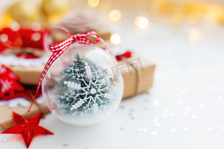 圣诞节和新年背景与雪花装饰球、礼物和圣诞树装饰。