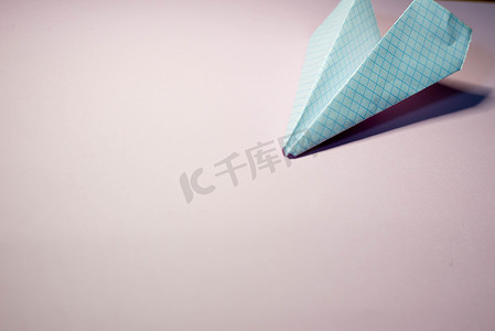 折纸飞机摄影照片_彩色背景上的纸飞机