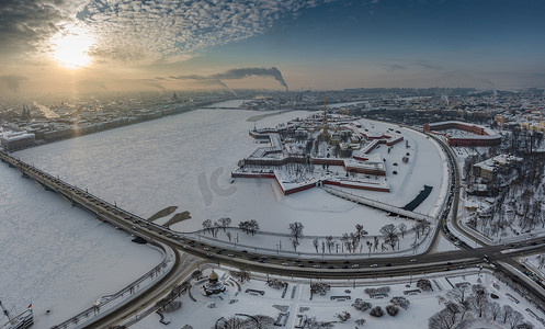 宫殿视频摄影照片_日落时的冬季圣彼得堡无人机视角，冰冻的涅瓦河，城市上空的蒸汽，彼得和保罗要塞，三一桥上的汽车交通，延髓柱，宫殿吊桥，全景