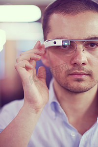 虚拟现实现实摄影照片_使用虚拟现实小工具电脑眼镜的人