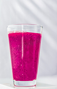 奇亚籽摄影照片_玻璃浆果果汁、用于饮食排毒饮料的奇亚籽纯素冰沙和健康天然早餐配方、有机异国情调食品和营养品牌设计