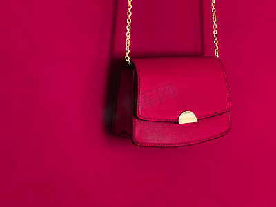 粉色时尚皮革钱包，配有金色细节，作为设计师包和时尚配饰、女性时尚和奢华风格手提包系列