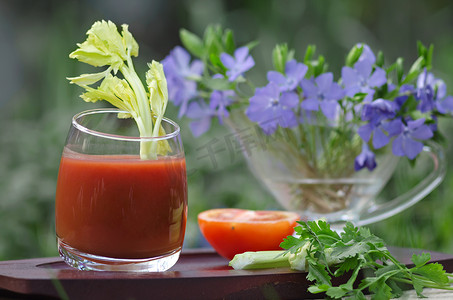 芹菜汁摄影照片_花园里的摊子上的番茄汁