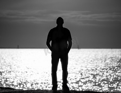 圣彼得堡芬兰湾的男子剪影，一名男子眺望远方