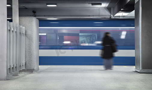 孤寂摄影照片_等地铁