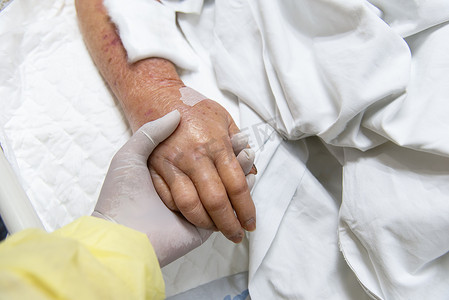 心理治愈摄影照片_病人在医院里握着一只手