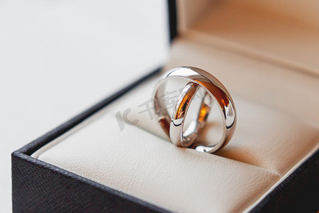装饰礼品盒中的一对金色结婚戒指。