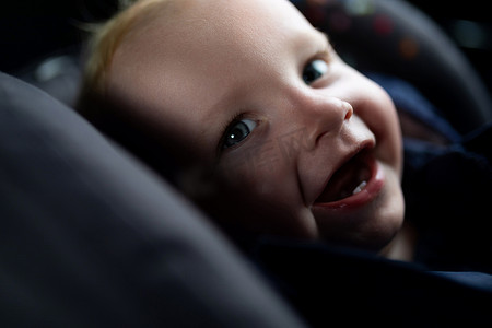 运载工具中微笑的婴儿，交通安全概念