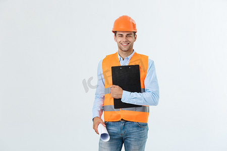 身着橙色头盔、面带微笑的年轻英俊建筑师工程师的半身肖像与蓝图合影，看着在白色背景、复制空间中隔离的相机