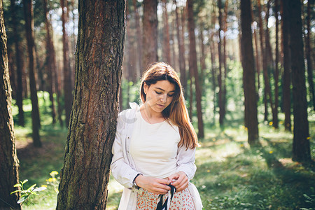 年轻漂亮的嬉皮女人在夏日森林里散步，笑着跳舞，享受生活和大自然