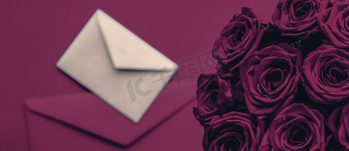 情人节送情书和鲜花、豪华玫瑰花束和葡萄酒背景卡片，浪漫假日设计