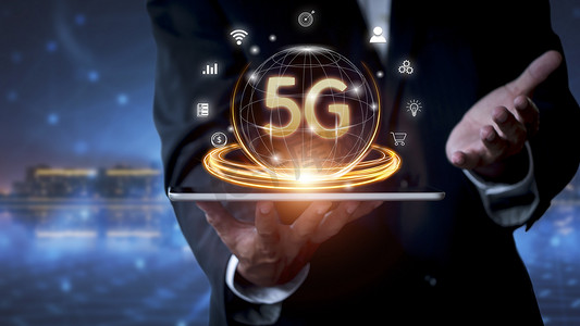 商人的手拿着平板电脑连接网络 5G 与图标概念、技术网络无线系统和物联网，未来出现的新技术。
