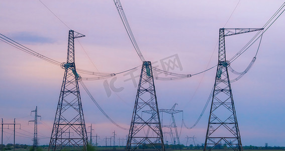 工业背景组轮廓的输电塔或电力塔、电塔、钢格塔在 purplr 日落。