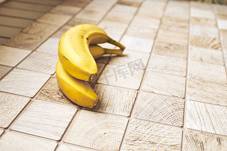 方格木表面上的两个熟香蕉