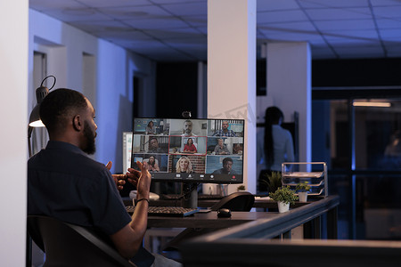 非洲裔美国人在远程视频电话会议上与同事交谈