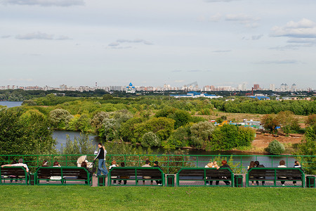 路人摄影照片_从科洛缅斯科耶公园的观景台欣赏全景。