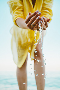 水从女人的手中倾泻而出。