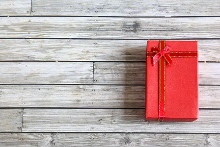 木制背景上的红色礼物盒